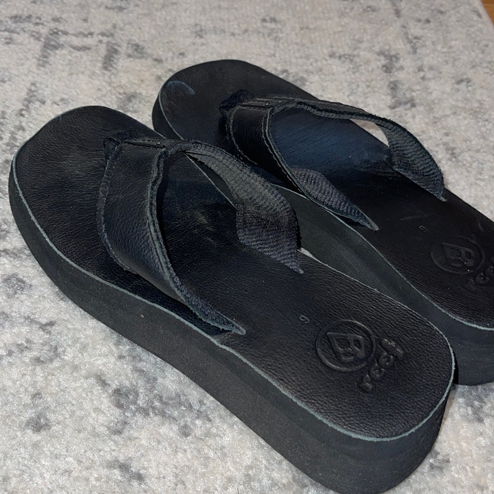 Reefs sandals. Size 9. Good condition.